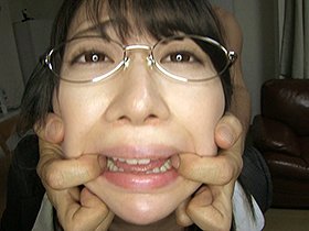 「痴漢最低！」と言ってたはずが…実際痴漢されたら涙目でイキまくるドスケベなメガネっ娘OL　サンプル画像09